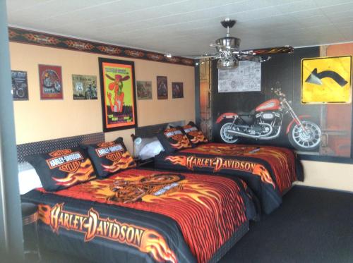Galaxy of Harley Bikers Between Bryce and Zion — hotel in Hatch