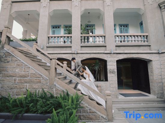 Listen to the 19th century German castle hotel — 4-Star Luxury Hotel in Xiamen, People's Republic of China