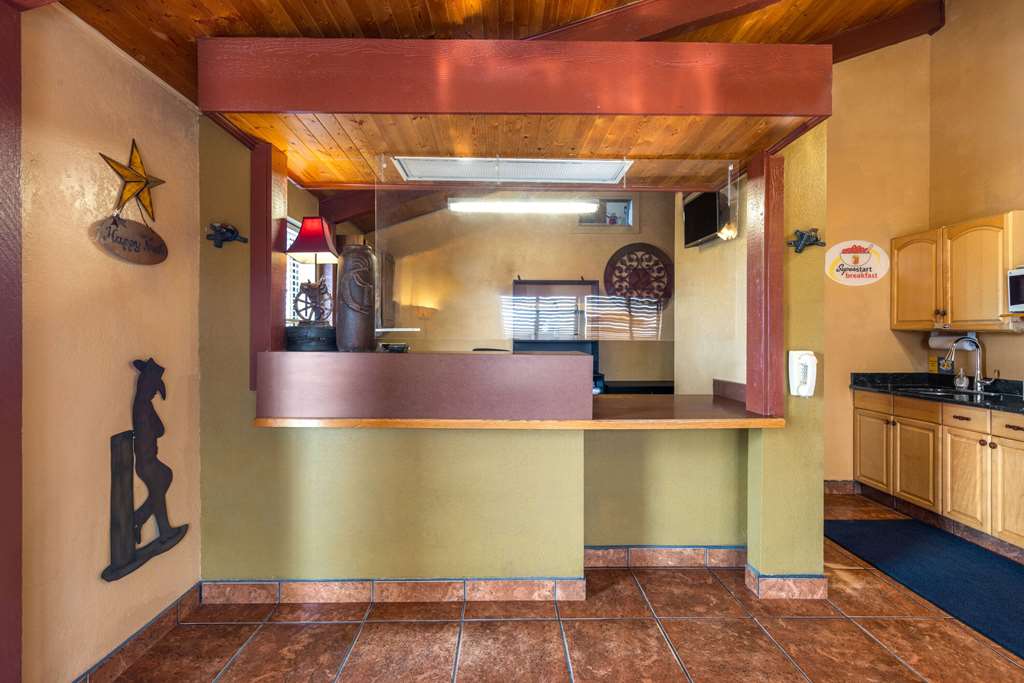 Super 8 by Wyndham Dodge City - photo 7