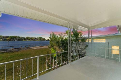 Riverside Retreat Waterfront Fishing Parks Music - carbon neutral hotel in Jacksonville