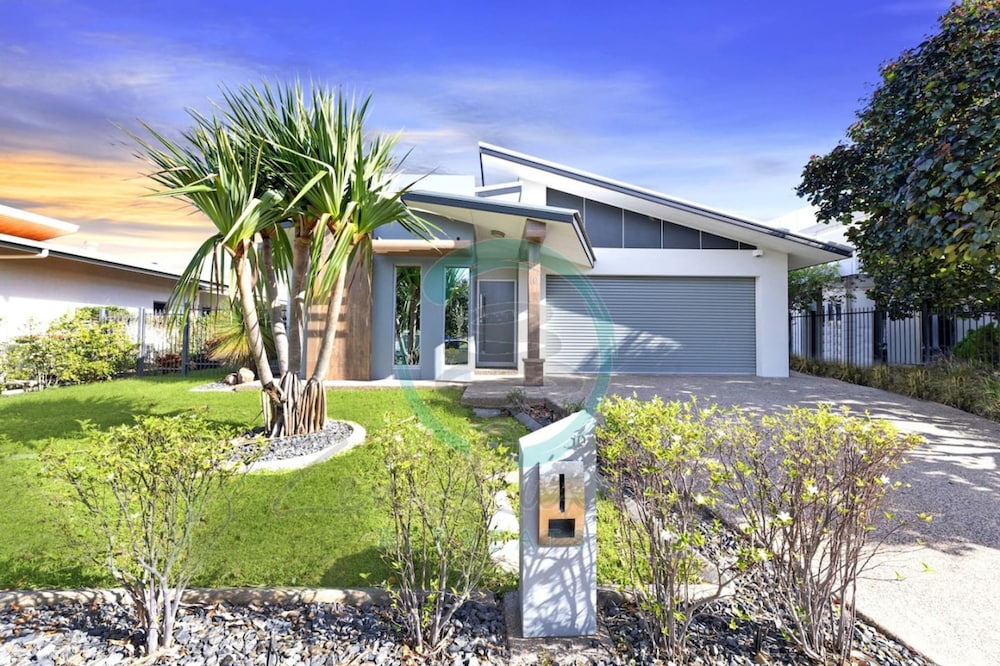 Zenhouse Vista Elegant 5BR Coastal Haven — 4-Star Luxury Hotel in Leanyer, Australia