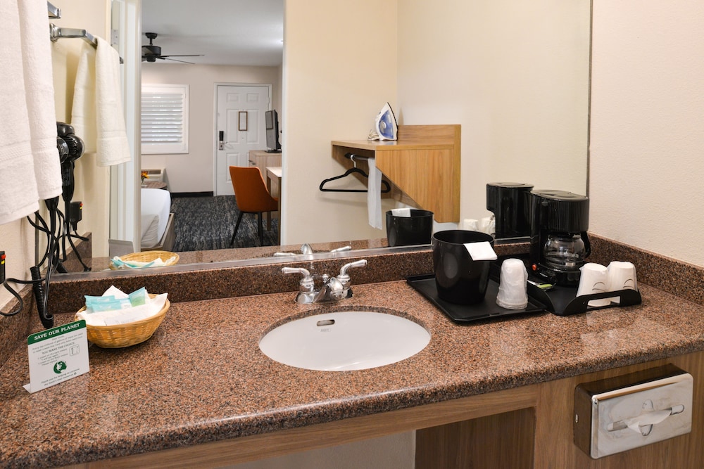 La Fuente Inn & Suites - photo 25