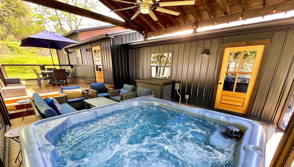 Catons Chapel - carbon neutral hotel in Sevierville