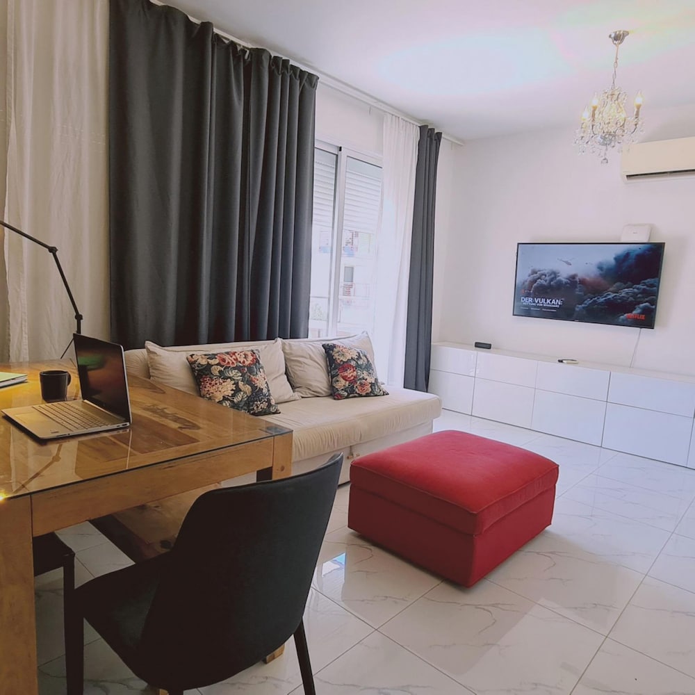 98 LIM Stay W Apartment