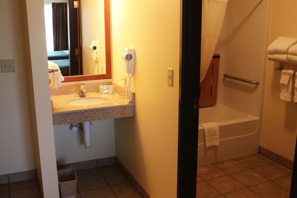Edgewood Hotel & Suites - photo 21