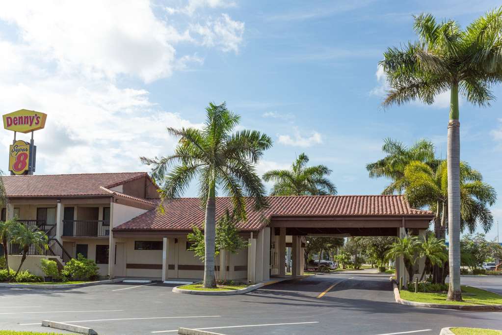 Super 8 By Wyndham Riviera Beach West Palm Beach — West Palm Beach