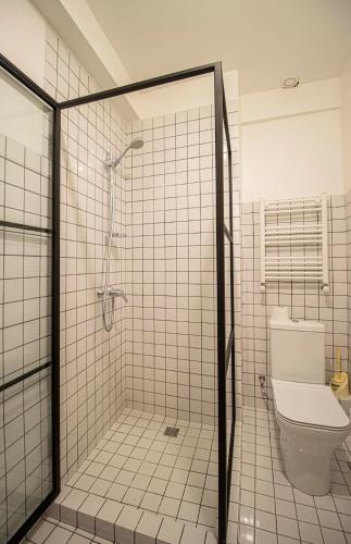 3BR Scenic Terrace Apt in Abanotubani By Wehost