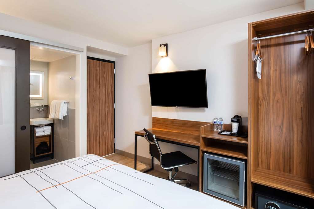 La Quinta Inn & Suites by Wyndham Times Square South - photo 23