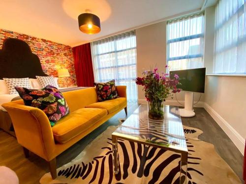 Luxurious Studio Apartment 1 Minute walk to Poole Quay Great Location Free Parking Fast WiFi Smart TV Newly decorated sleeps up to 2 Close to Poole & Bournemouth & Sandbanks — 4-Star Luxury Hotel in Poole, United Kingdom