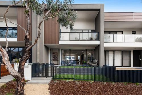 Anchorage Villa Chic Pet Friendly by Marina — 4-Star Luxury Hotel in Safety Beach, Australia