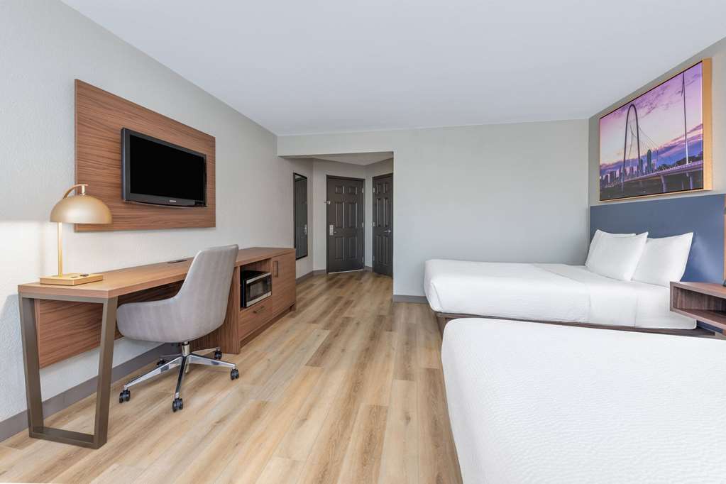 La Quinta Inn & Suites by Wyndham Dallas DFW Airport North - photo 20