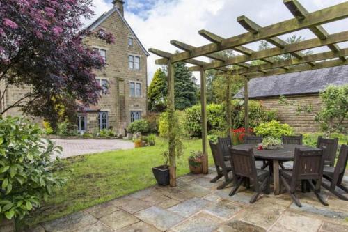The Vestry Sleeps 12 With Hot Tub — hotel in Haworth
