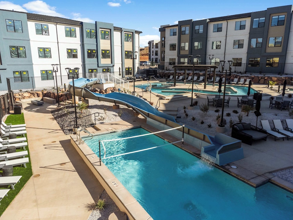 Brand New Desert Cliff Sleeps 20 Guests in Hurricane, United States