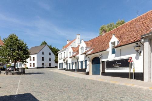 B&B De Vrijboom — 4-Star Luxury Hotel in Kruishoutem, Belgium