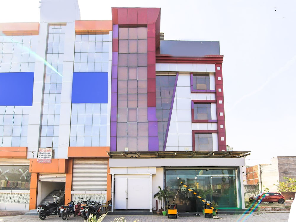OYO 8657 Hotel Acumen - last minute hotel in Lucknow