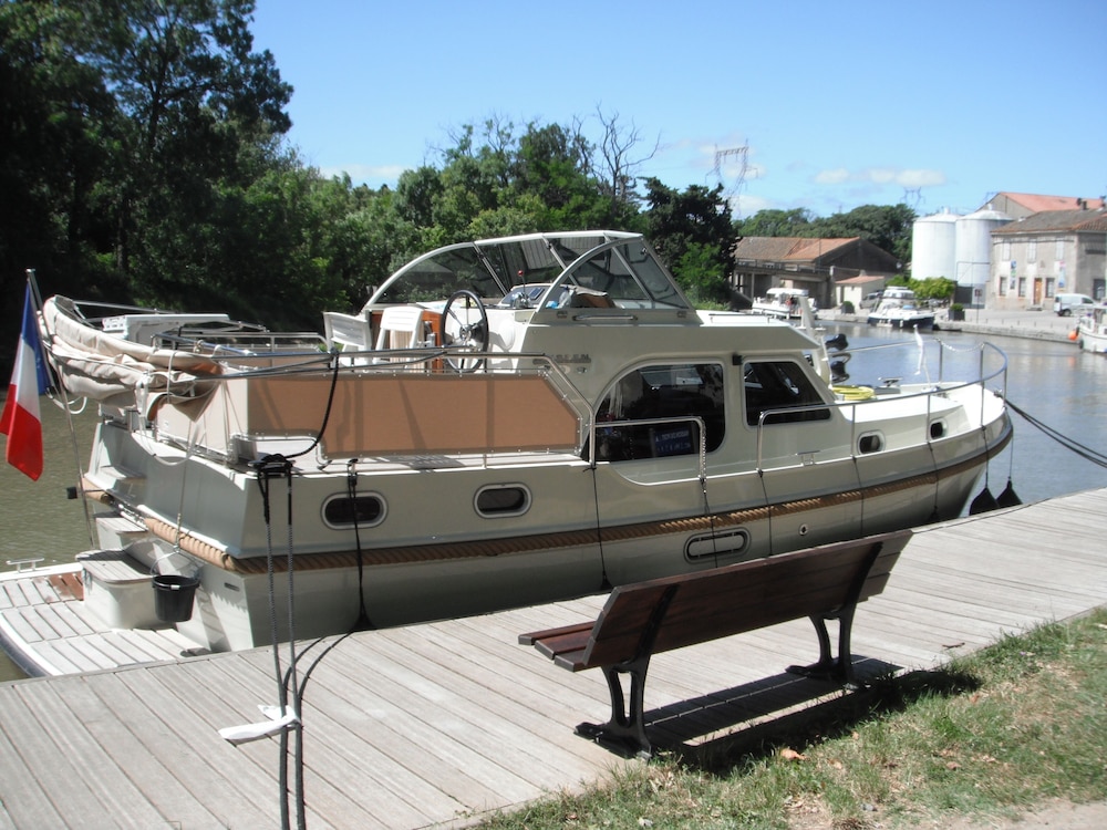Une Nuit à Bord in Vermenton, France