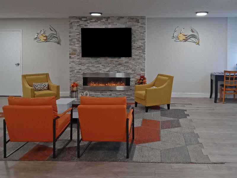 Clarion Pointe Evansville North - photo 6