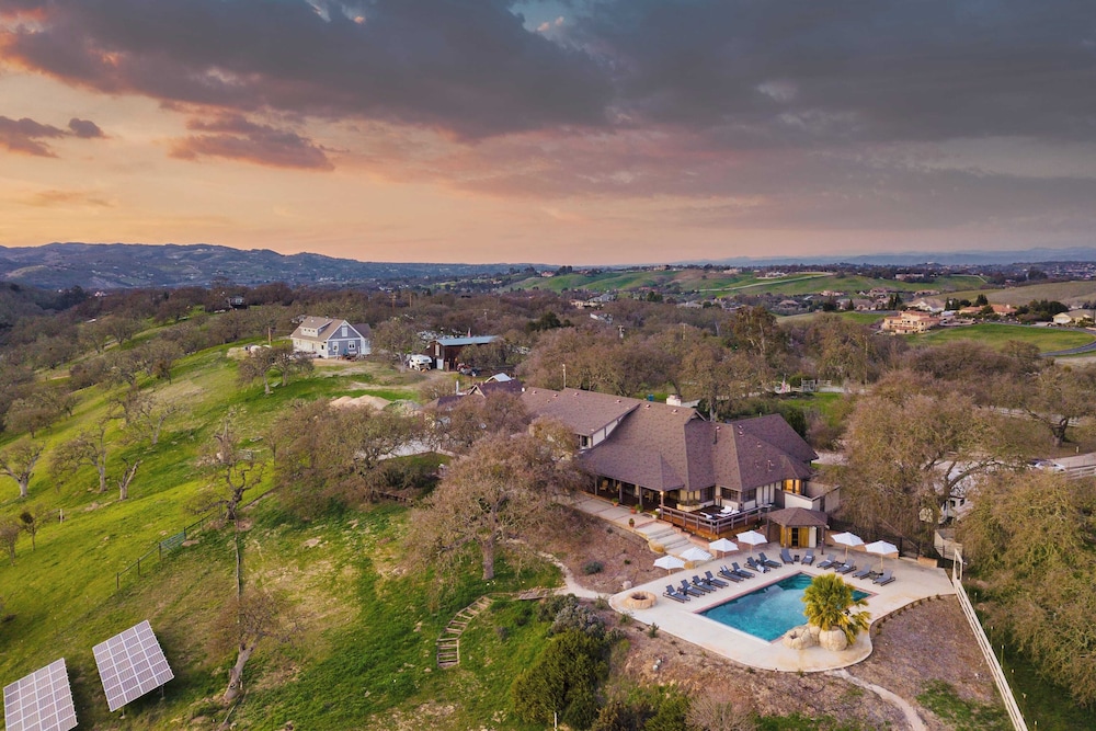 Cathedral by Avantstay Charming Secluded Estate w Sauna Pool Table & Views of the Rolling Hills - photo 3