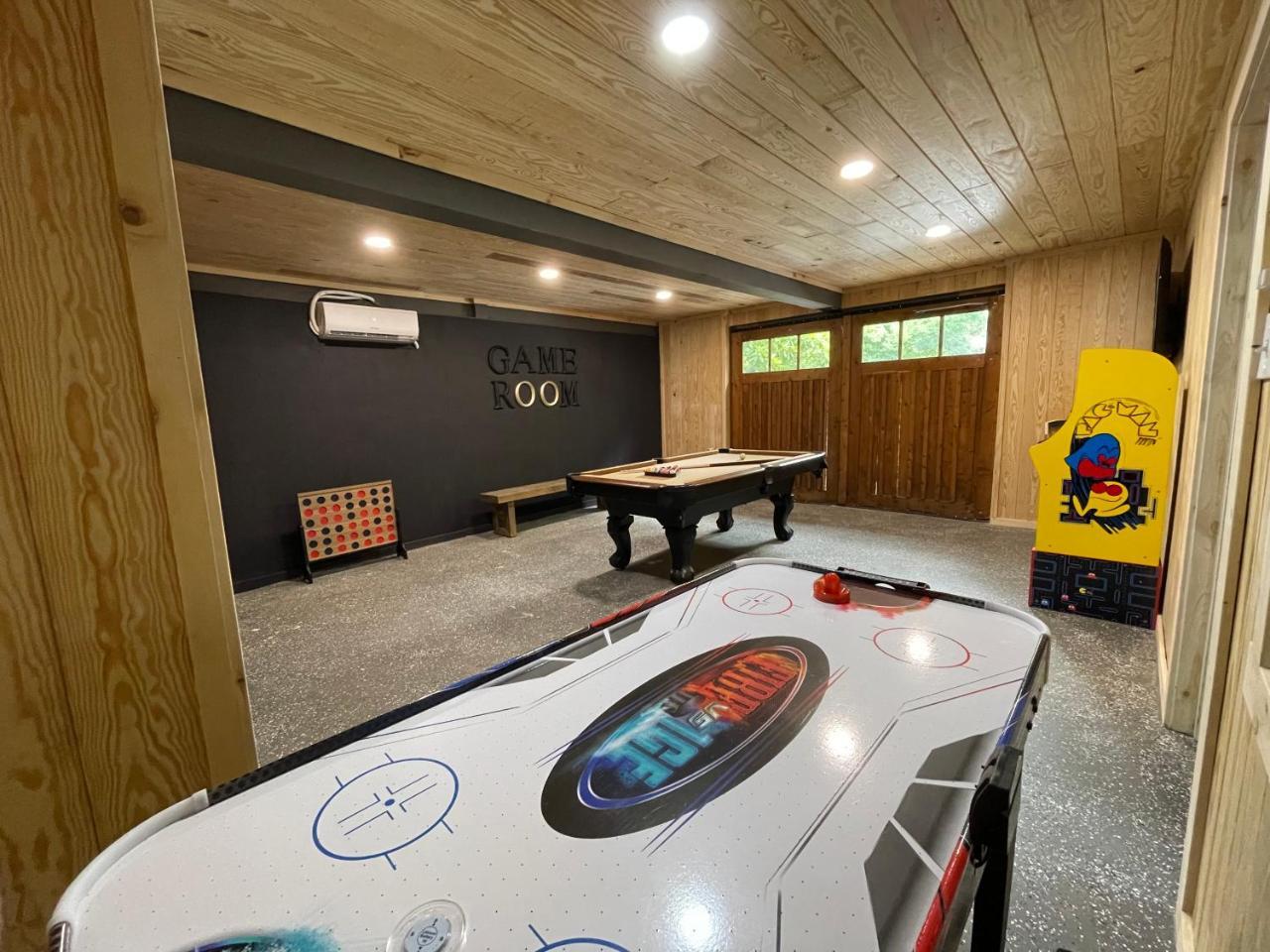 Smoky Bear Bnb Theater Game Room Hot Tub Bar 5br 5ba — 4-Star Luxury Hotel in Gatlinburg, United States