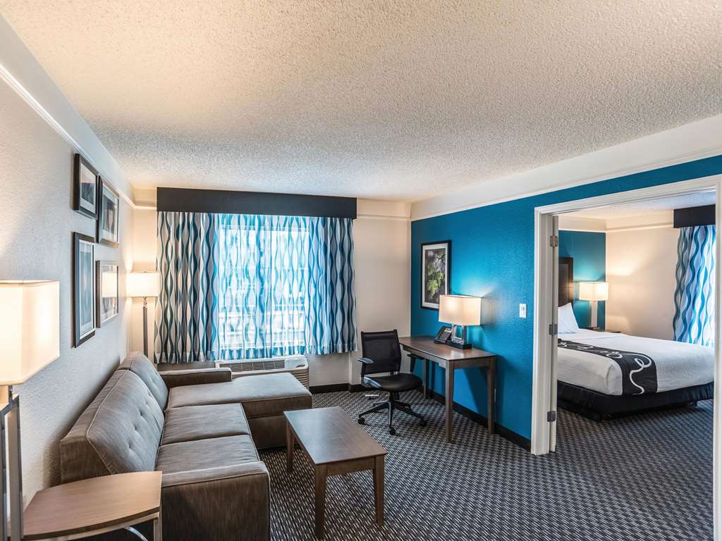 La Quinta Inn & Suites by Wyndham Phoenix Chandler - photo 36