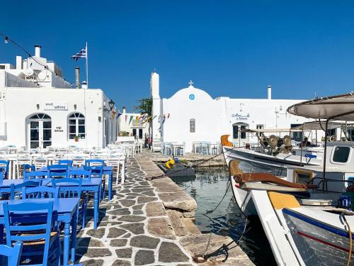 Gorgeous Paros Villa 3 Bedrooms Villa Harmony Private Outdoor Jacuzzi — 4-Star Luxury Hotel in Livadeia, Greece