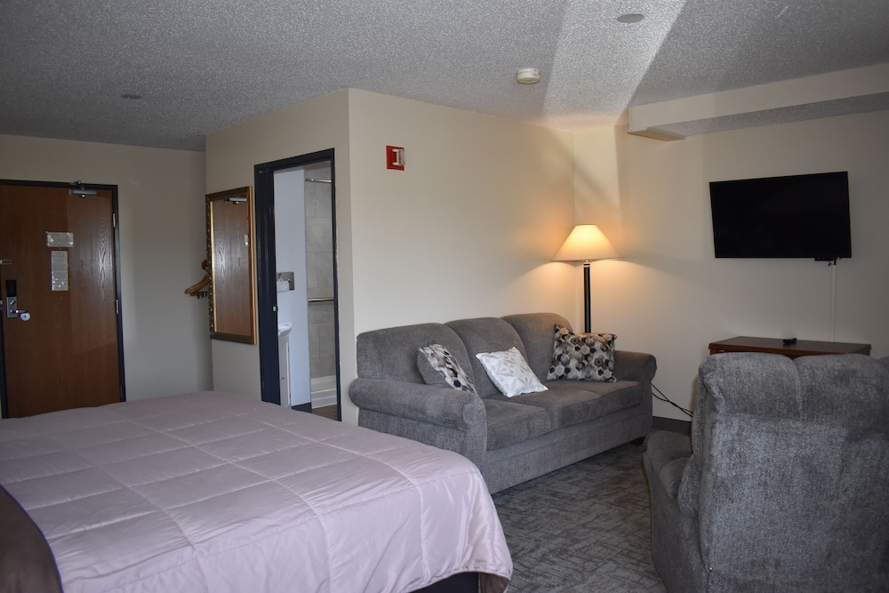 Heartland Hotel and Suites - photo 13