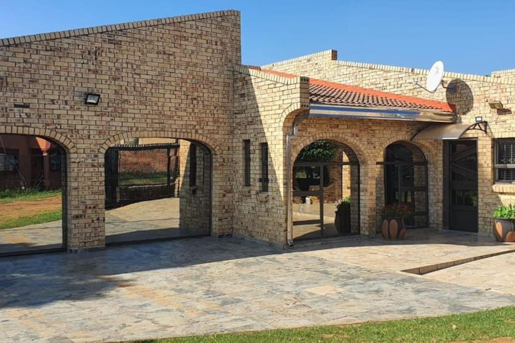 Relaxing Holiday Home — 4-Star Luxury Hotel in Phuthaditjhaba, South Africa