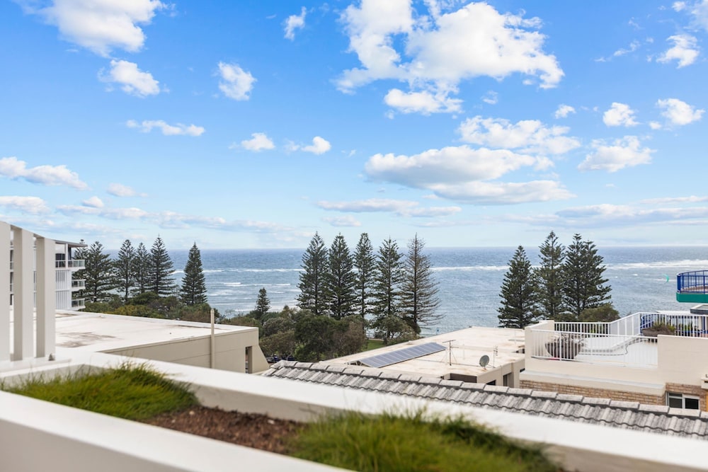 Luxury 5 floor Unit with Ocean Views near Beach — 4-Star Luxury Hotel in Caloundra, Australia