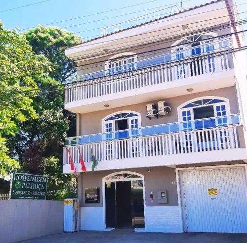 Hotel Hospedagem Palhoça com piscina in Palhoca, Brasil
