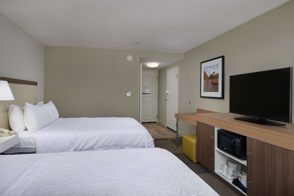 Hampton Inn & Suites Rogers - photo 14