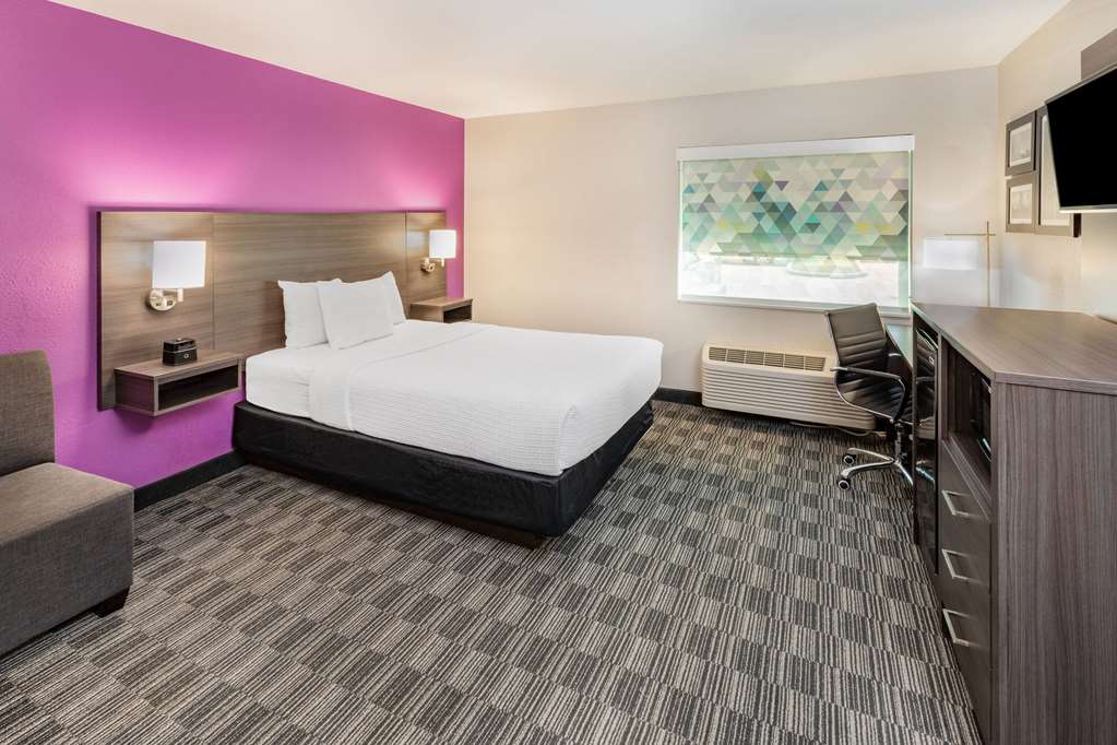 La Quinta Inn & Suites by Wyndham Houston Southwest - photo 9