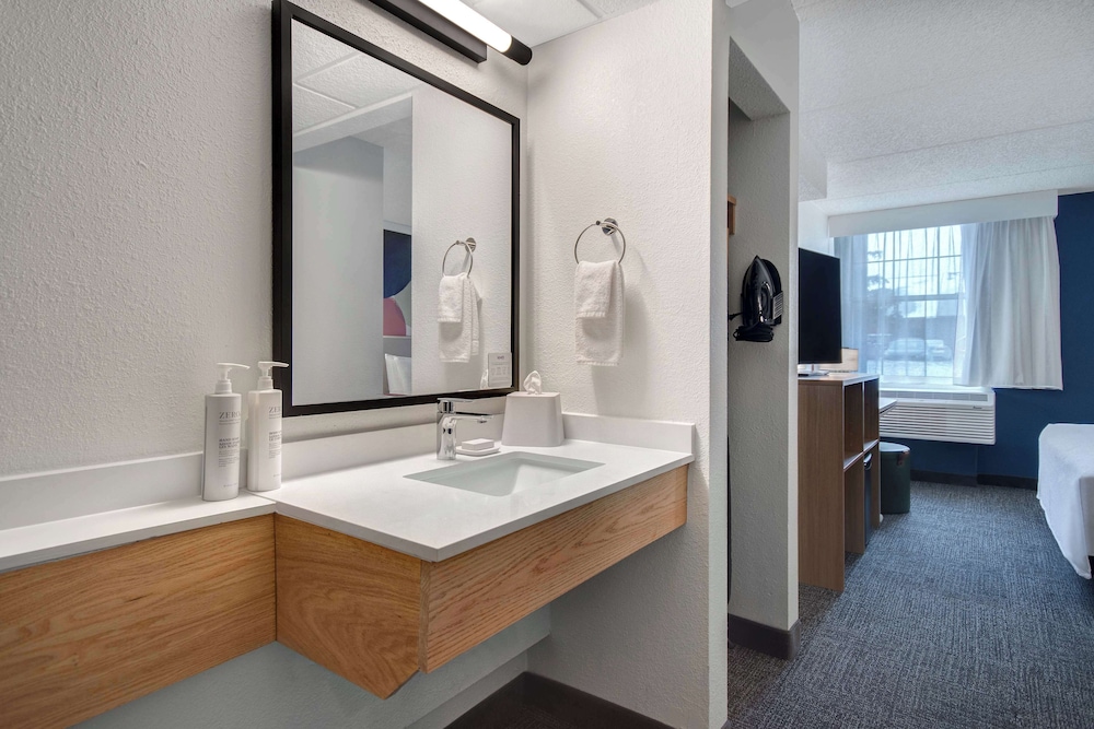 Spark by Hilton Rochester University Area - photo 28