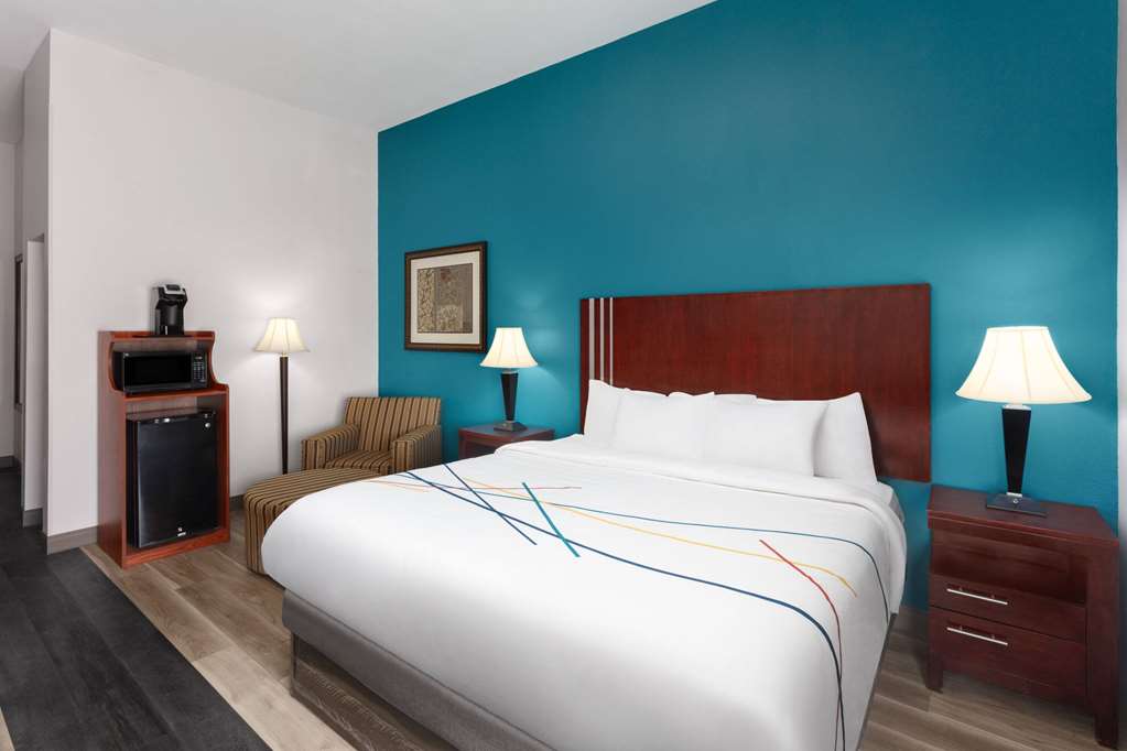 La Quinta Inn & Suites by Wyndham Woodward - photo 28