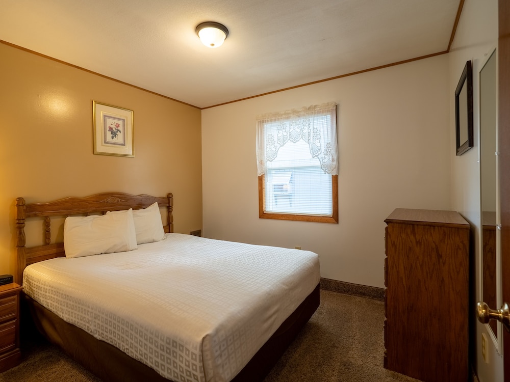 Lake 'N Pines Motel - photo 23
