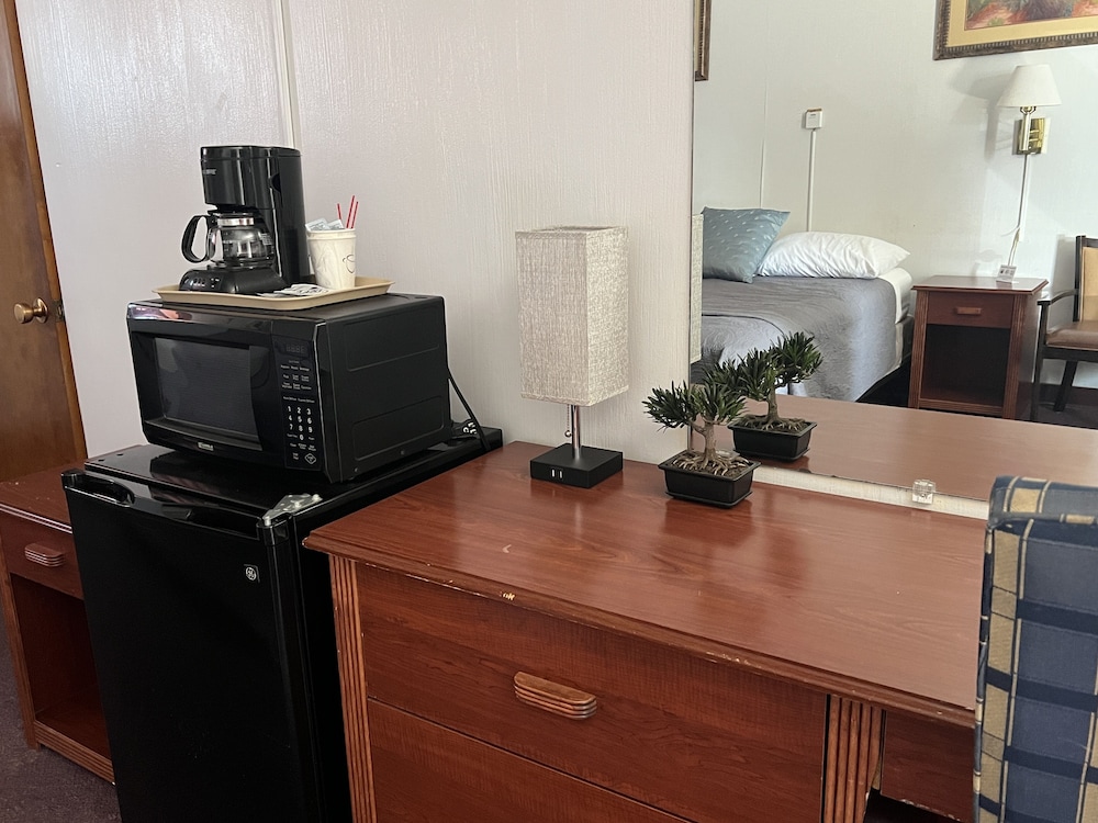 Midtown Inn & Suites - photo 35