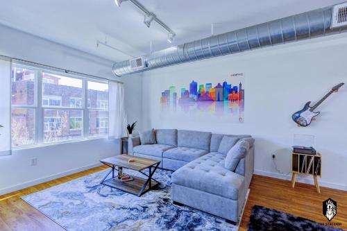 The Stallion #301 Walk to attractions Modern Luxe Loft in Downtown Memphis with free covered gated parking — 4-Star Luxury Hotel in Memphis, United States