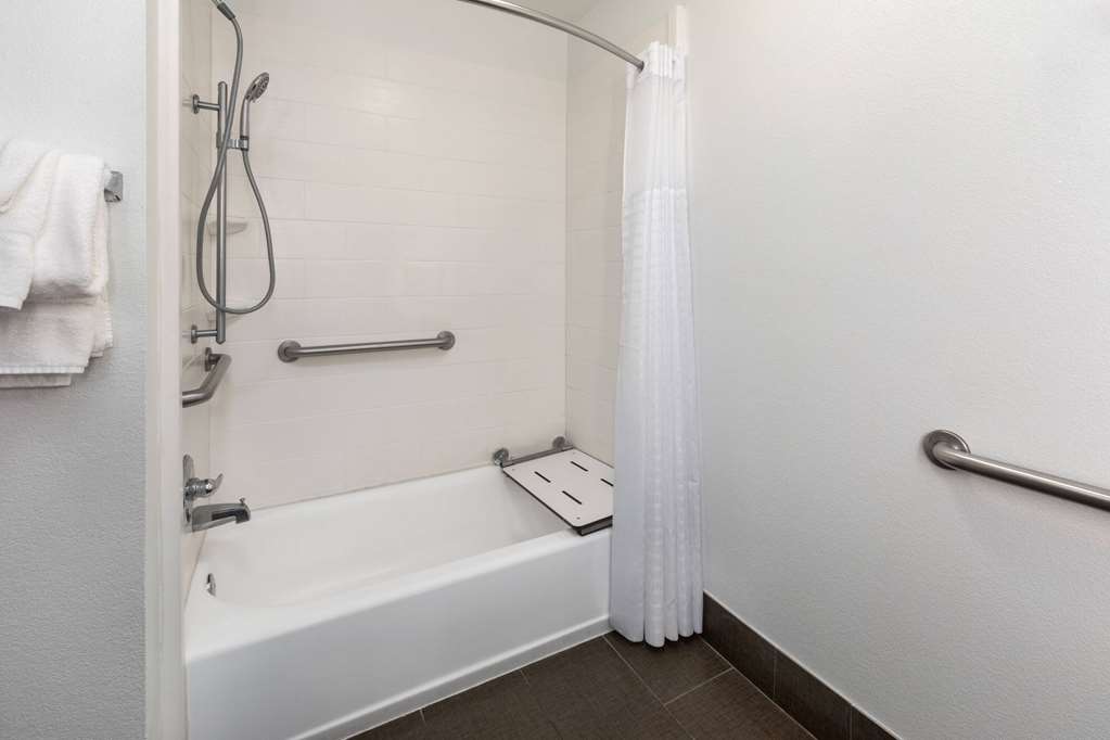 La Quinta Inn & Suites by Wyndham Meridian - photo 17