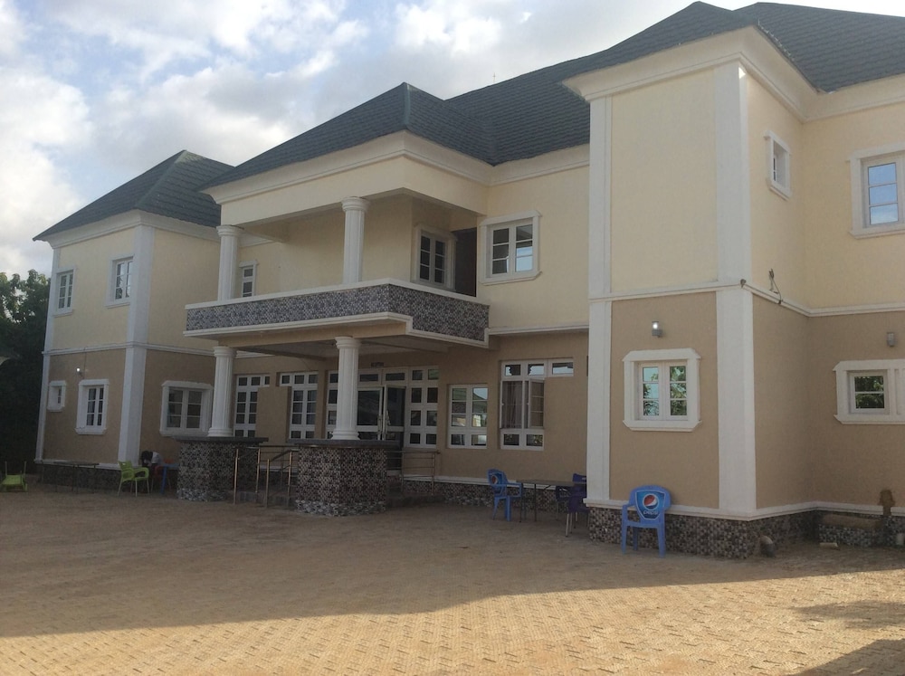 Santarosa Suites & Bar — hotel in Jos