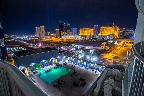 2100 Sqft Penthouse Suite W Strip Views Pool Gym