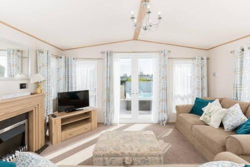 Thumper Lodge Luxury lodge with Hot Tub — 4-Star Luxury Hotel in South Cerney, United Kingdom
