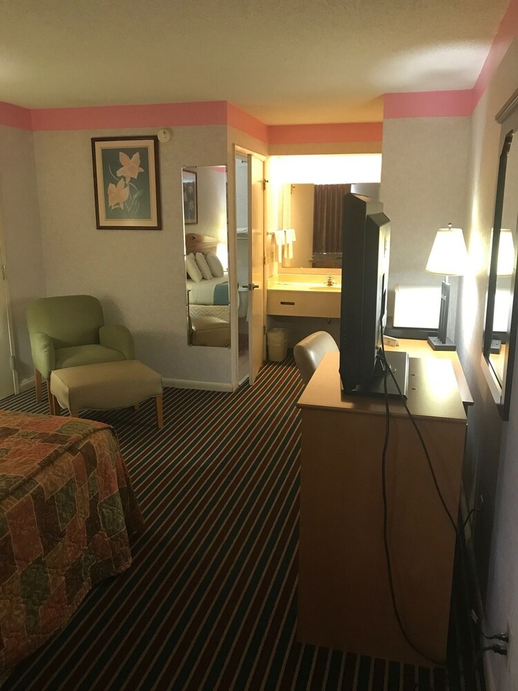 Budget Inn Timmonsville - photo 11