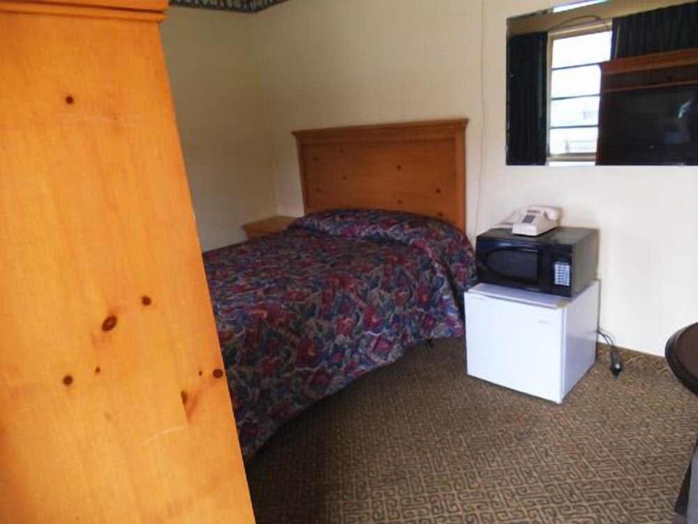 Relax Inn Franklin - photo 11