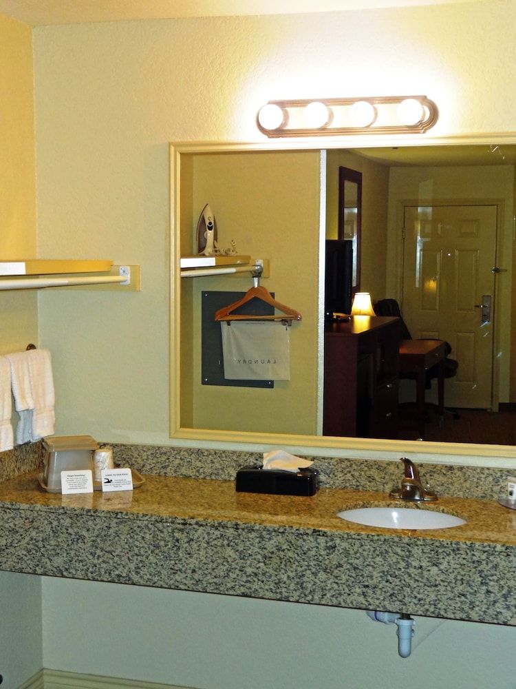 Kenedy Inn & Suites - photo 3