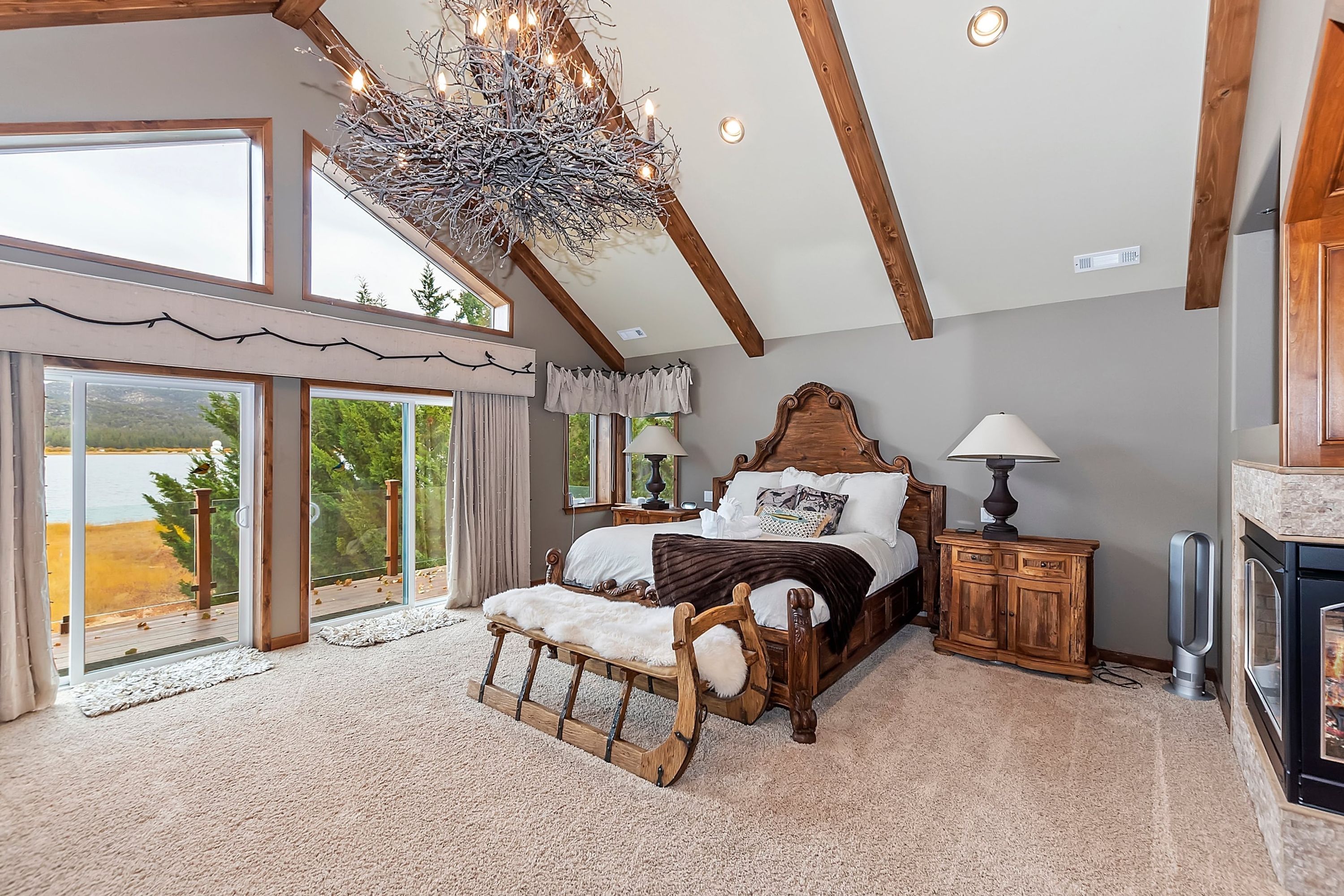 Lagunita Shores by Avantstay Beautiful Lakefront Mansion w Hot Tub & BBQ - photo 18