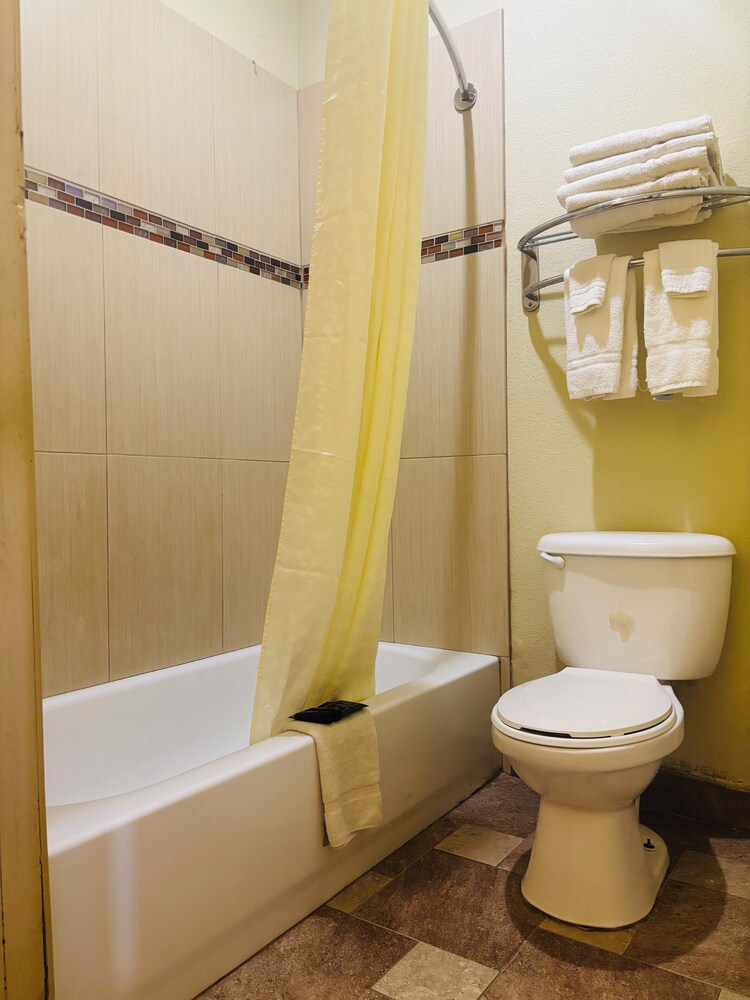 Pearsall Inn & Suites - photo 21