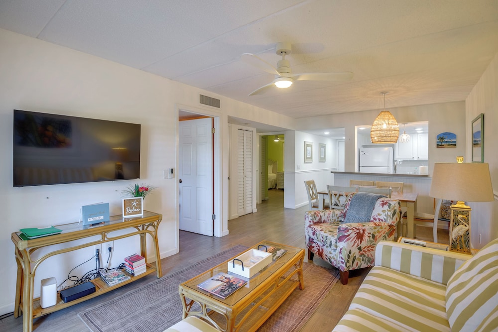 Resort Condo Steps to Beach: Snowbirds Welcome