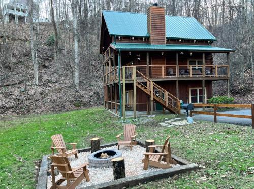 Stairway to Heaven 3 Master Suite Location Privacy Firepit — 4-Star Luxury Hotel in Gatlinburg, United States