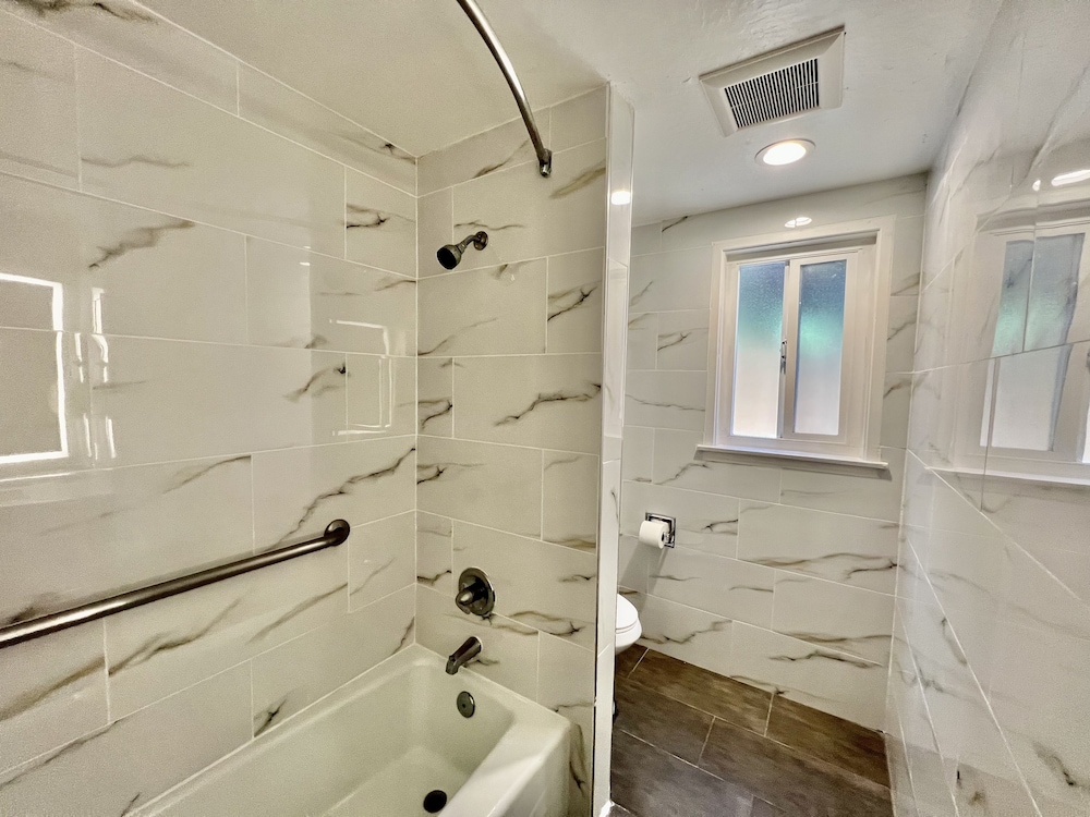 Aura Inn Monterey - photo 99