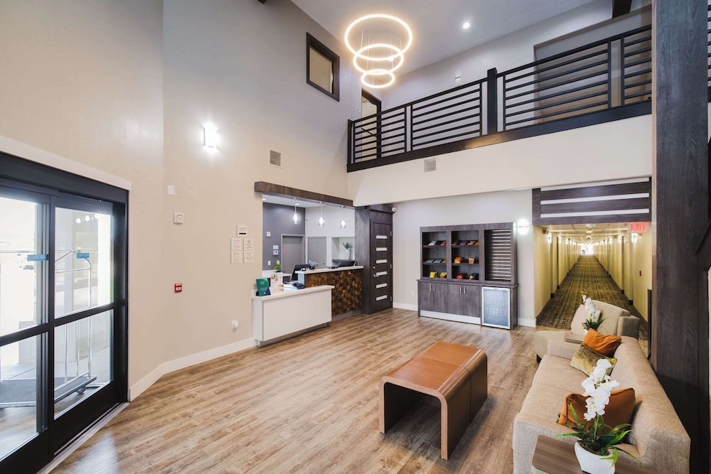 Quality Suites Houston Hobby Airport - photo 2