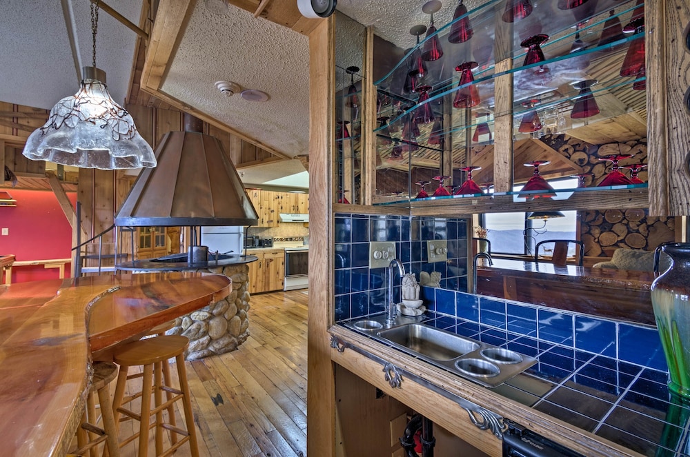 Sugar Mountain Resort Condo w Pool Table & Views in Banner Elk, United States